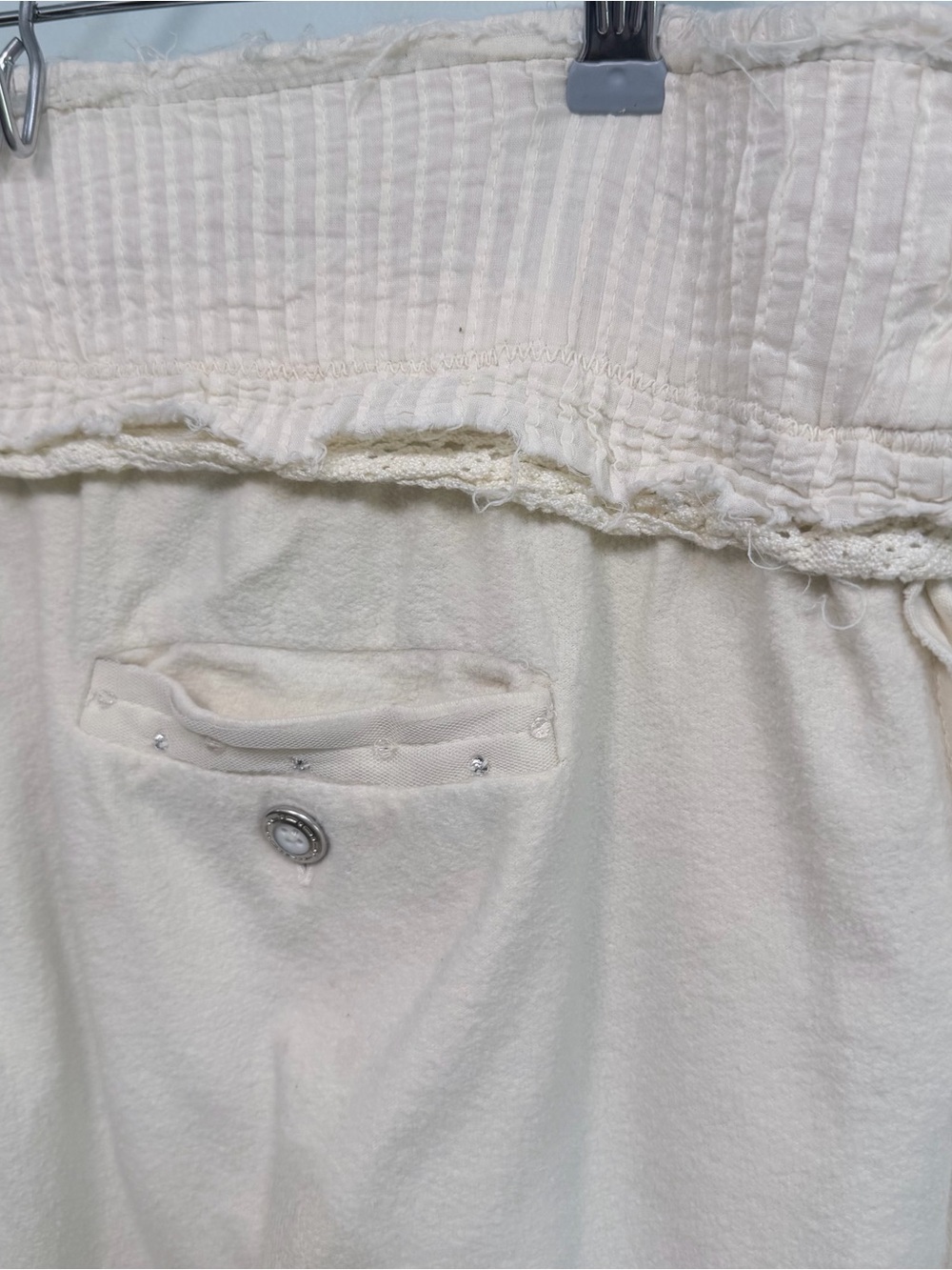 Free People 90’s / Y2K cream low rise embellished wide leg pants, size Large - Picture 6 of 9